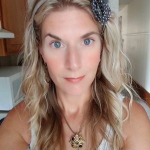 Meet your Posher, Lora